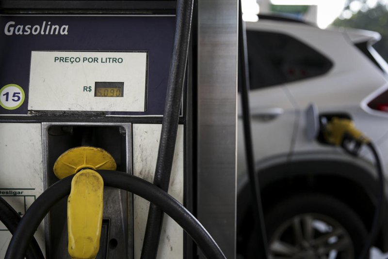 Porto Alegre, RS, Brasil, 16-05-2023: Abastecimento de combustível em um posto em Porto Alegre. A Petrobras anunciou nesta terça-feira (16) o fim da política de paridade internacional para precificação dos combustíveis no Brasil. A partir de amanhã, preços de diesel e gasolina deverão ser reduzidos para as distribuidoras. Foto: Mateus Bruxel / Agência RBSIndexador: Andre Avila<!-- NICAID(15429572) -->