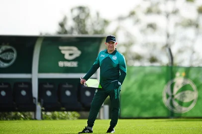 CAXIAS DO SUL, RS, BRASIL. 14.05.2025. O técnico Claudio Tencati realizou o primeiro treino no Juventude, no CT do clube. (Ulisses Castro / Agência RBS).<!-- NICAID(16037126) -->
