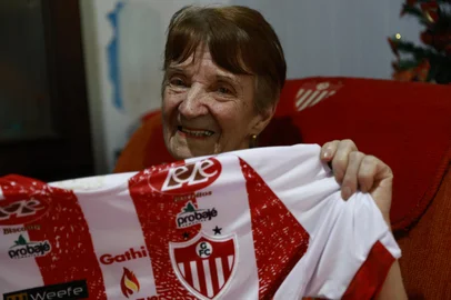 Bagé, RS, Brasil - Especial Gauchão 2026. Na imagem Jucleia, torcedora mais antiga do Guarany. *MATERIAL EMBARGADO PARA O ESPECIAL DO GAUCHÃO 2026*Indexador: jeff botega<!-- NICAID(16198194) -->