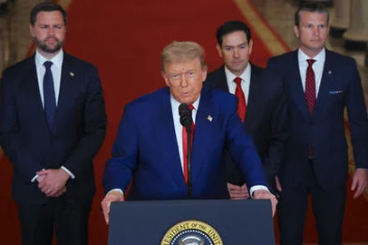 US President Donald Trump addresses the nation, alongside US Vice President JD Vance (L), US Secretary of State Marco Rubio (2nd R) and US Secretary of Defense Pete Hegseth (R), from the White House in Washington, DC on June 21, 2025, following the announcement that the US bombed nuclear sites in Iran. President Donald Trump said June 21, 2025 the US military has carried out a "very successful attack" on three Iranian nuclear sites, including the underground uranium enrichment facility at Fordo. "We have completed our very successful attack on the three Nuclear sites in Iran, including Fordow, Natanz, and Esfahan," Trump said in a post on his Truth Social platform. (Photo by Carlos Barria / POOL / AFP)Editoria: WARLocal: WashingtonIndexador: CARLOS BARRIASecao: armed conflictFonte: POOLFotógrafo: STR<!-- NICAID(16064871) -->