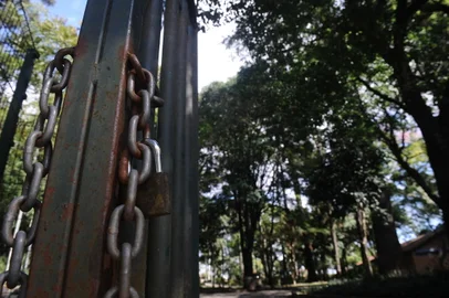 CAXIAS DO SUL, RS, BRASIL, 20/01/2020. Prefeitura de Caxias do Sul decreta fechamento de parques e banheiros públicos. Na foto, parque Cinquentenário. (Antonio Valiente/Agência RBS)<!-- NICAID(14457010) -->