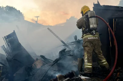 Incêndio destrói residência e mata cachorro em Vacaria.<!-- NICAID(16001829) -->