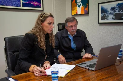 Em reunião on-line na tarde desta quinta-feira (15/06), o prefeito Adiló Didomenico e a secretária municipal da Saúde, Daniele Meneguzzi, conversaram com a secretária estadual da Saúde, Arita Bergmann, sobre o pleito para atualização do Teto MAC e outras demandas do município.<!-- NICAID(15459593) -->