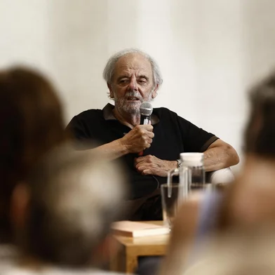 PORTO ALEGRE, RS, BRASIL - 2024.11.03 - Bate papo com o patrono da feira do livro, Sergio Faraco. (Foto: André Ávila/ Agência RBS)<!-- NICAID(15906137) -->