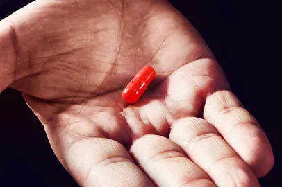 Red Pill Blue Pill concept. The right choice the concept of the movie matrix. The choice of tabletsRed Pill Blue Pill concept. The right choice the concept of the movie matrix. The choice of tablets.Fonte: 219619155<!-- NICAID(15362265) -->