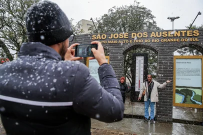 A tão esperada neve chegou em São José dos Ausentes na manhã desta quinta-feira (29). Os primeiros flocos foram registrados por volta de 7h40min. No amanhecer, por volta das 6h, a temperatura no termômetro no centro da cidade marcava 2ºC.<!-- NICAID(16048029) -->
