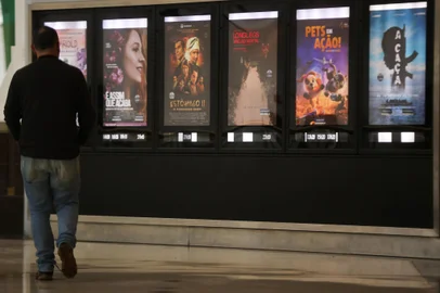Porto Alegre, RS, BrasilReportagem sobre falta de educação com celulares em salas de cinema<!-- NICAID(15856826) -->