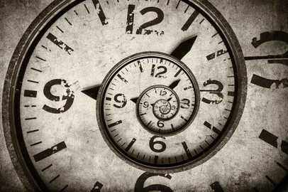 spaxiax / adobe.stock.com Twisted clock face close up. infinite time concept - Conceito de tempoIndexador: Aleksandr LychaginFonte: 117527035<!-- NICAID(16173070) -->