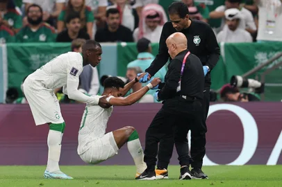 Saudi Arabia's midfielder #10 Salem Al-Dawsari receives medical treatment during the Qatar 2022 World Cup Group C football match between Saudi Arabia and Mexico at the Lusail Stadium in Lusail, north of Doha on November 30, 2022. (Photo by KARIM JAAFAR / AFP)Editoria: SPOLocal: DohaIndexador: KARIM JAAFARSecao: soccerFonte: AFPFotógrafo: STR<!-- NICAID(15281405) -->