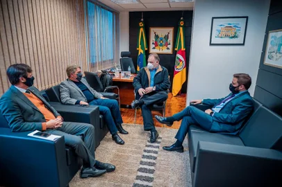Rigotto com bancada do MDB na Assembleia e presidente da Assembleia Gabriel Souza.<!-- NICAID(14810000) -->