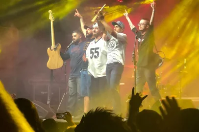 A identidade visual da Banda será apresentada em show no dia 16 de fevereiroA caxiense Magnata Joe está de cara nova e quer compartilhar a novidade com os fans e demais consumidores da sua música em evento no dia 16 de fevereiro, na Cervejaria Salvador, localizada na Rua Tronca, nº 3.269, no bairro Rio Branco, em Caxias do Sul (RS). A atividade, que integra uma extensa programação da Casa, é gratuita e aberta ao público. <!-- NICAID(15348123) -->