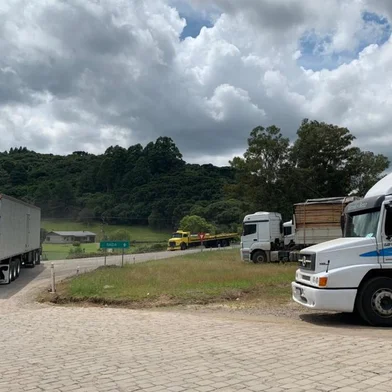 Caminhoneiros fazem nova manifestação em Farroupilha<!-- NICAID(14726750) -->