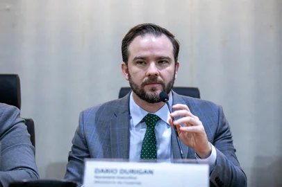 Ainda neste semestre, o governo pretende enviar ao Congresso uma proposta para a taxação das big techs (grandes empresas de tecnologia), disse nesta quarta-feira (28) o secretário executivo do Ministério da Fazenda, Dario Durigan.<!-- NICAID(15852956) -->