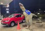 Consumidores amanhecem em fila de posto de Caxias para garantir desconto no Dia Livre de Impostos