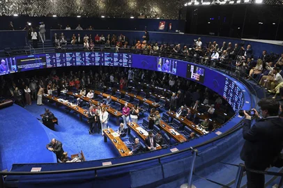 Jonas Pereira / Agência Senado Na pauta, quinta e última sessão de discussão e votação, em primeiro turno, da proposta de emenda à Constituição que acaba com a escala 6x1 - seis dias de trabalho e um de repouso ( PEC 221/2019). O texto reduz a jornada laboral de 44 para 40 horas semanais, que podem ser cumpridas em cinco dias de oito horas diárias com repouso semanal remunerado de dois dias. A proposta estabelece dois dias de repouso, um deles preferencialmente aos domingos, sem redução salarial.<!-- NICAID(16387716) -->