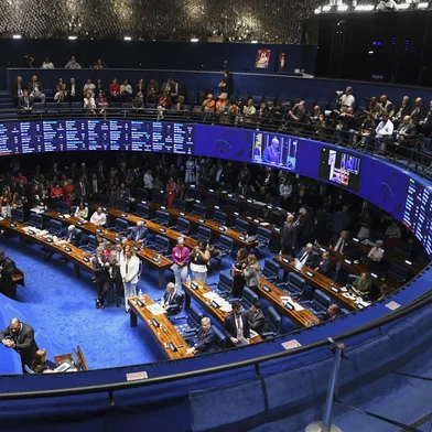 Na pauta, quinta e última sessão de discussão e votação, em primeiro turno, da proposta de emenda à Constituição que acaba com a escala 6x1 - seis dias de trabalho e um de repouso ( PEC 221/2019). O texto reduz a jornada laboral de 44 para 40 horas semanais, que podem ser cumpridas em cinco dias de oito horas diárias com repouso semanal remunerado de dois dias. A proposta estabelece dois dias de repouso, um deles preferencialmente aos domingos, sem redução salarial.<!-- NICAID(16387716) -->