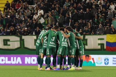 João Zatta / Chapecoense/Divulgação Elenco da Chapecoense em partida contra o São Paulo, na Arena Condá<!-- NICAID(16362469) -->