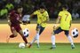 Venezuela's Jose Martinez (L) vie for the ball with Colombia's Luis Diaz (C) and Colombia's Rafael Santos Borre (R) during their South American qualification football match for the FIFA World Cup Qatar 2022 at the Polideportivo Cachamay stadium in Puerto Ordaz, Ciudad Guayana, Venezuela, on March 29, 2022. (Photo by Yuri CORTEZ / POOL / AFP)Editoria: SPOLocal: SantiagoIndexador: YURI CORTEZSecao: soccerFonte: POOLFotógrafo: STF<!-- NICAID(15054769) -->