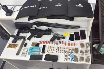 Um adolescente de 17 anos morreu após entrar em confronto com a Brigada Militar no bairro Santo Afonso, em Novo Hamburgo, no Vale do Sinos, na noite de terça-feira (10). Os policiais realizavam diligências em uma casa após denúncias de que um grupo armado estava no local. Por volta das 20h30min, houve o confronto.<!-- NICAID(16242569) -->