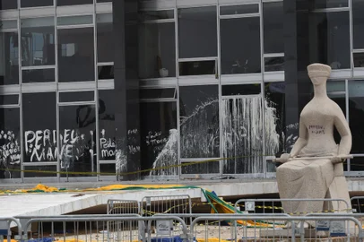 Prédio do STF vandalizado no dia 8 de Janeiro. Na estátua da Justiça, diante da sede do Supremo Tribunal Federal, pichada a frase "perdeu, mané".<!-- NICAID(15834301) -->