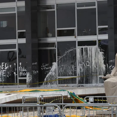 Prédio do STF vandalizado no dia 8 de Janeiro. Na estátua da Justiça, diante da sede do Supremo Tribunal Federal, pichada a frase "perdeu, mané".<!-- NICAID(15834301) -->