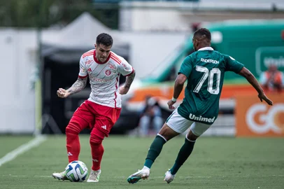 GO - BRASILEIRO A 2023, GOIÁS X INTERNACIONAL - ESPORTES - GO - GOIANIA - 02/09/2023 - BRASILEIRO A 2023, GOIÁS X INTERNACIONAL - F. Bustos  jogador do Internacional durante partida contra o Goiás no estádio 19 de Outubro pelo campeonato Brasileiro A 2023. 02/09/2023 - Foto: HEBER GOMES/AGIF - AGÊNCIA DE FOTOGRAFIA/AGIF - AGÊNCIA DE FOTOGRAFIA/ESTADÃO CONTEÚDO<!-- NICAID(15529738) -->