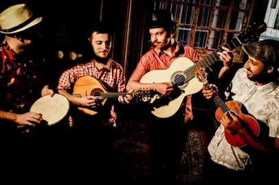 Conjunto Descendo a Serra, de Caxias do Sul, visa difundir o Choro, gênero genuinamente brasileiro. O gurpo é formado por João Seben (bandolim), Ezequiel Duarte (violão 7 cordas), Felipe de Moraes (cavaquinho) e Eduardo Arruda (pandeiro).<!-- NICAID(14433798) -->