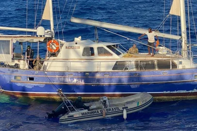 A Polícia Federal (PF) realiza a operação Narcopesca nesta terça-feira (2) e cumpre três mandados de prisão e seis de busca e apreensão no Rio Grande do Sul, Santa Catarina e Rio de Janeiro contra um grupo que enviava grandes carregamentos de droga para a Europa e África, escondidos em barcos pesqueiros. Esse é o desdobramento da Operação Hinterland, realizada em março do ano passado e que desarticulou um grupo ligado a empresas de logística marítima sediadas nos portos de Rio Grande (RS) e Itajaí (SC) usadas para o tráfico internacional de drogas.<!-- NICAID(15803321) -->