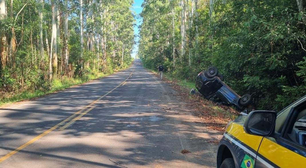Jovem morre ap&oacute;s carro sair da pista e bater em &aacute;rvore na BR-470, em Triunfo