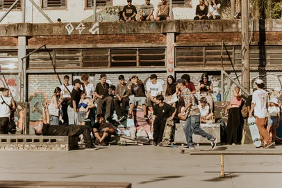 O documentário "Skate: Além das Pistas", que estreia no próximo dia 12 de agosto, às 19h30min, na Sala de Cinema Ulysses Geremia do Centro de Cultura Ordovás, revela a força de uma cultura que molda trajetórias, constrói laços e resiste às ausências: a do skate em Caxias do Sul.<!-- NICAID(16097831) -->
