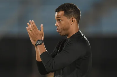 Corinthians' head coach Fernando Lazaro gestures during the Copa Libertadores group stage first leg football match between Liverpool and Corinthians, at the Centenario stadium in Montevideo, on April 6, 2023. (Photo by DANTE FERNANDEZ / AFP)Editoria: SPOLocal: MontevideoIndexador: DANTE FERNANDEZSecao: soccerFonte: AFPFotógrafo: STR<!-- NICAID(15647751) -->
