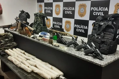 Polícia apreende nove explosivos, seis armas, incluindo fuzil, cinco coletes balísticos, fardas, entre outros materiais