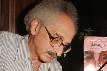(FILES) -- Egyptian novelist Sonallah Ibrahim signs his new novel "Amerikanly" at a bookshop in Cairo on September 25, 2003. The celebrated Egyptian author, famed for his piercing critiques of political repression, neoliberalism and Western hegemony, has died at the age of 88 after a bout of illness, Egypt's culture ministry said on August 13, 2025. (Photo by Amro MARAGHI / AFP)<!-- NICAID(16100436) -->