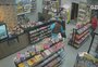 VÍDEO: vestido de pirata, homem impede furto de chocolates em loja de conveniência de Caxias