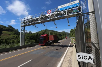 FARROUPILHA, RS, BRASIL, 21/02/2025. Pórtico de free flow, da concessionária Caminhos da Serra Gaúcha (CSG), localizado no Km 45,5 (próximo da conhecida Curva da Morte), em Farroupilha. (Porthus Junior/Agência RBS)<!-- NICAID(15981525) -->
