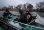 Em Kherson, cidadãos ucranianos se arriscam atravessando rio na frente de batalha