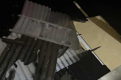 Casa que teve parte do telhado levado pelo vento em Pelotas, durante temporal na noite de segunda-feira, 11 de julho de 2022<!-- NICAID(15146412) -->