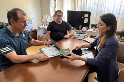 Thaís Garcia / Divulgação Dunga recebe Medalha Rei Pelé da deputada Any Ortiz (Cidadania)<!-- NICAID(16187349) -->