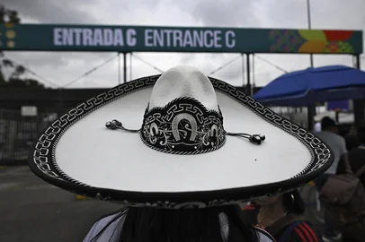 A supporter wearing a Mexican hat poses outside Mexico stadium on the eve of the 026 World Cup football tournament opening match in Mexico city on June 10, 2026. (Photo by Alfredo ESTRELLA / AFP)<!-- NICAID(16304210) -->