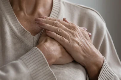 Mature elderly woman feeling heart pain, touching chestConceito de ataque cardíaco - Foto: fizkes/stock.adobe.comFonte: 425210994<!-- NICAID(15918656) -->