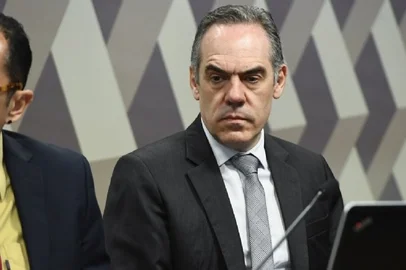 Polícia Federal / Divulgação Delegado Alessandro Maciel Lopes (de gravata prateada)