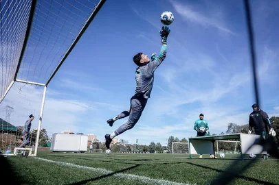 Treino do Juventude no CT em preparação para o duelo com o Santos, pela 18ª rodada do Brasileirão 2025. Na foto: Goleiro Gastón Guruceaga.<!-- NICAID(16092754) -->