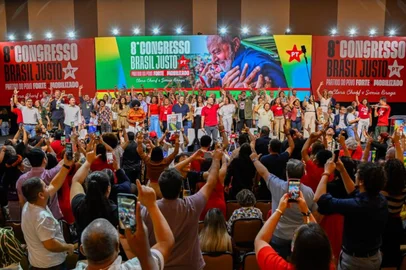 8º Congresso Nacional do PT aprova o manifesto "Construindo o futuro".<!-- NICAID(16272996) -->
