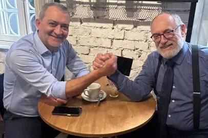 Edegar Pretto (E) cumprimenta Pedro Ruas (D) em encontro nesta sexta-feira (17). Foto: Cecília de Abreu/Divulgação<!-- NICAID(16268427) -->