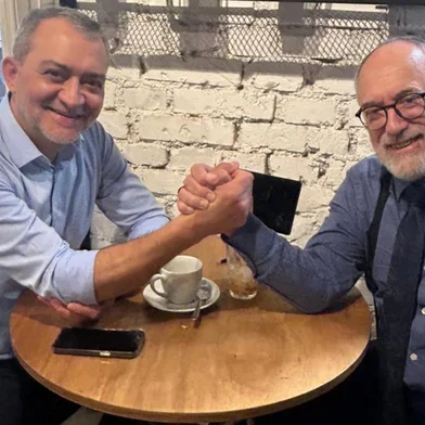 Edegar Pretto (E) cumprimenta Pedro Ruas (D) em encontro nesta sexta-feira (17). Foto: Cecília de Abreu/Divulgação<!-- NICAID(16268427) -->