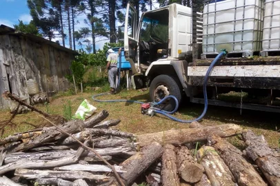 Entrega de água potável em São Francisco de Paula por conta da estiagem<!-- NICAID(14983100) -->
