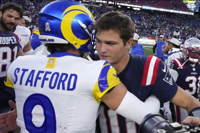 Drake Maye e Matthew Stafford<!-- NICAID(16195103) -->