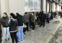 Público forma fila  em frente a locais de vacinação que vão aplicar a segunda dose da CoronaVac em Porto Alegre