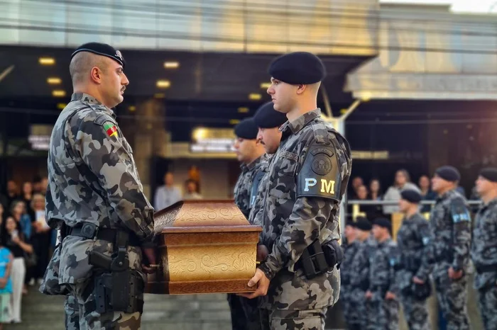 Colegas de farda prestaram homenagem ao policial morto.