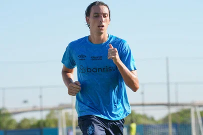 Geromel durante treino do Grêmio <!-- NICAID(15715777) -->